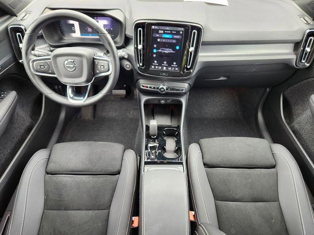 صورة مصغرة 13 لـ 2025 Volvo XC40 B5 PLUS DARK THEME