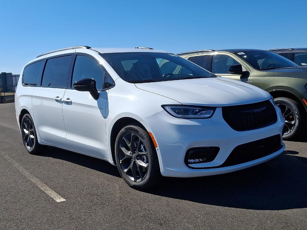 New 2026 Chrysler Pacifica Select