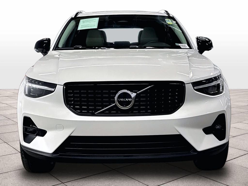 2026 Volvo XC40 PLUS, B5 AWD GAS (MILD HYBRID), DARK photo 3