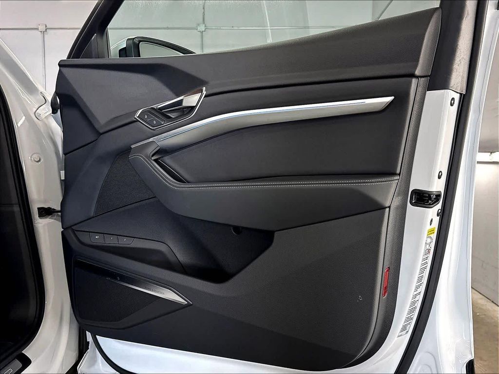 2024 AUDI Q8 E-TRON PRESTIGE — миниатюра 23
