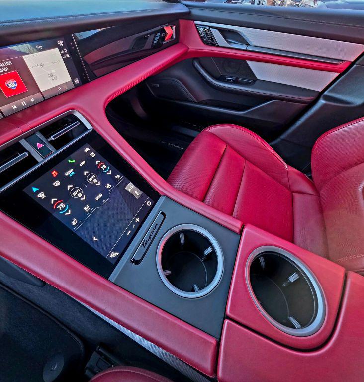 صورة 24 لـ 2020 Porsche TAYCAN TURBO