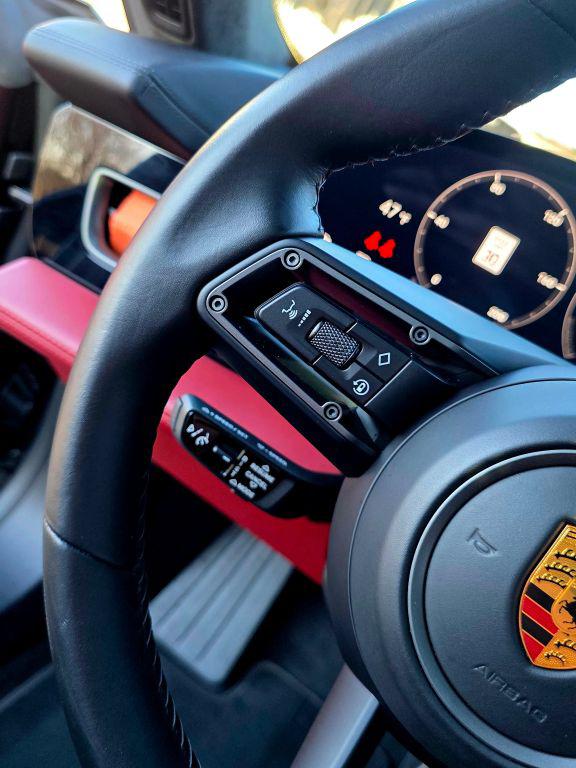 صورة 28 لـ 2020 Porsche TAYCAN TURBO