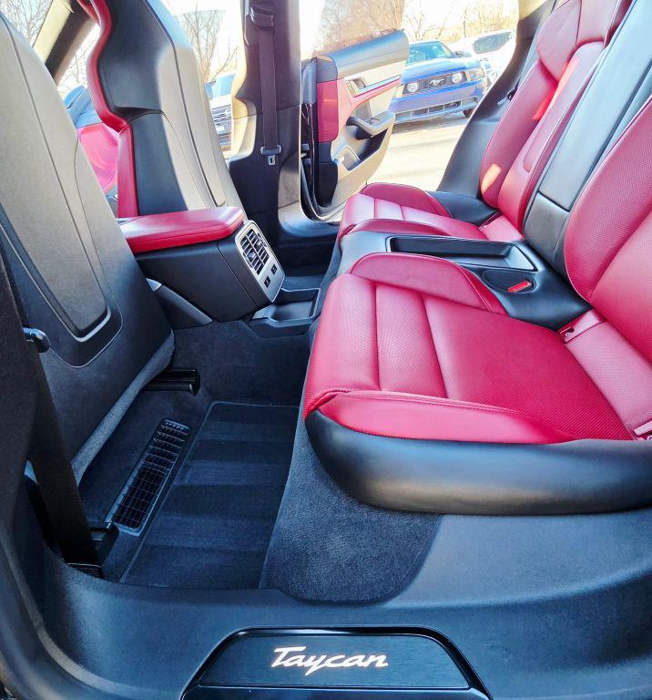 صورة 12 لـ 2020 Porsche TAYCAN TURBO