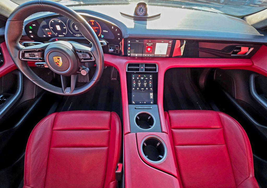 صورة 10 لـ 2020 Porsche TAYCAN TURBO
