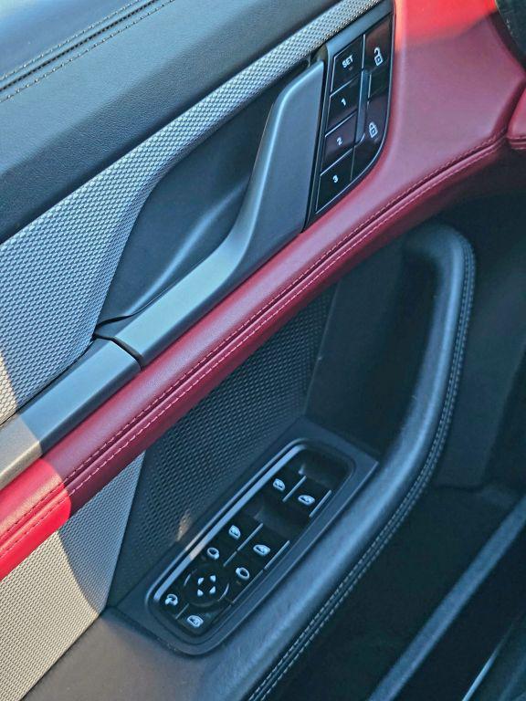 صورة 29 لـ 2020 Porsche TAYCAN TURBO