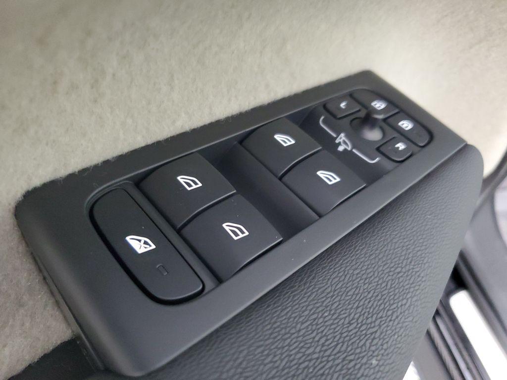 صورة مصغرة 18 لـ 2025 Volvo XC40 B5 PLUS BRIGHT THEME