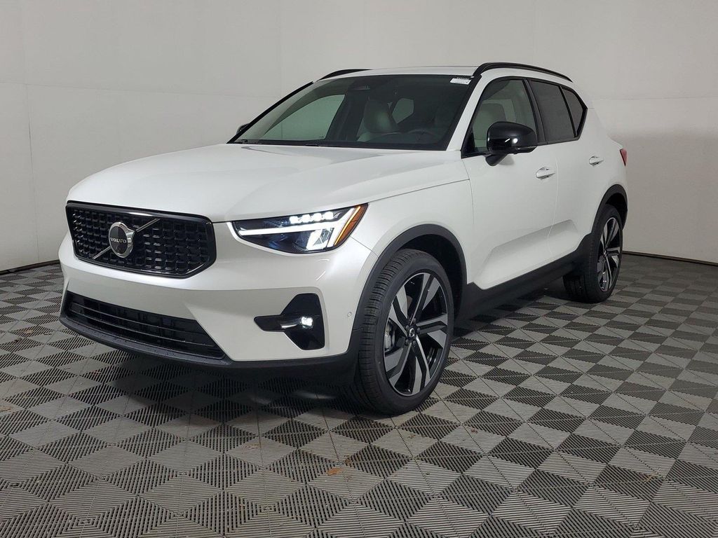 2026 Volvo XC40 PLUS, B4 FWD GAS (MILD HYBRID), DARK 照片 3