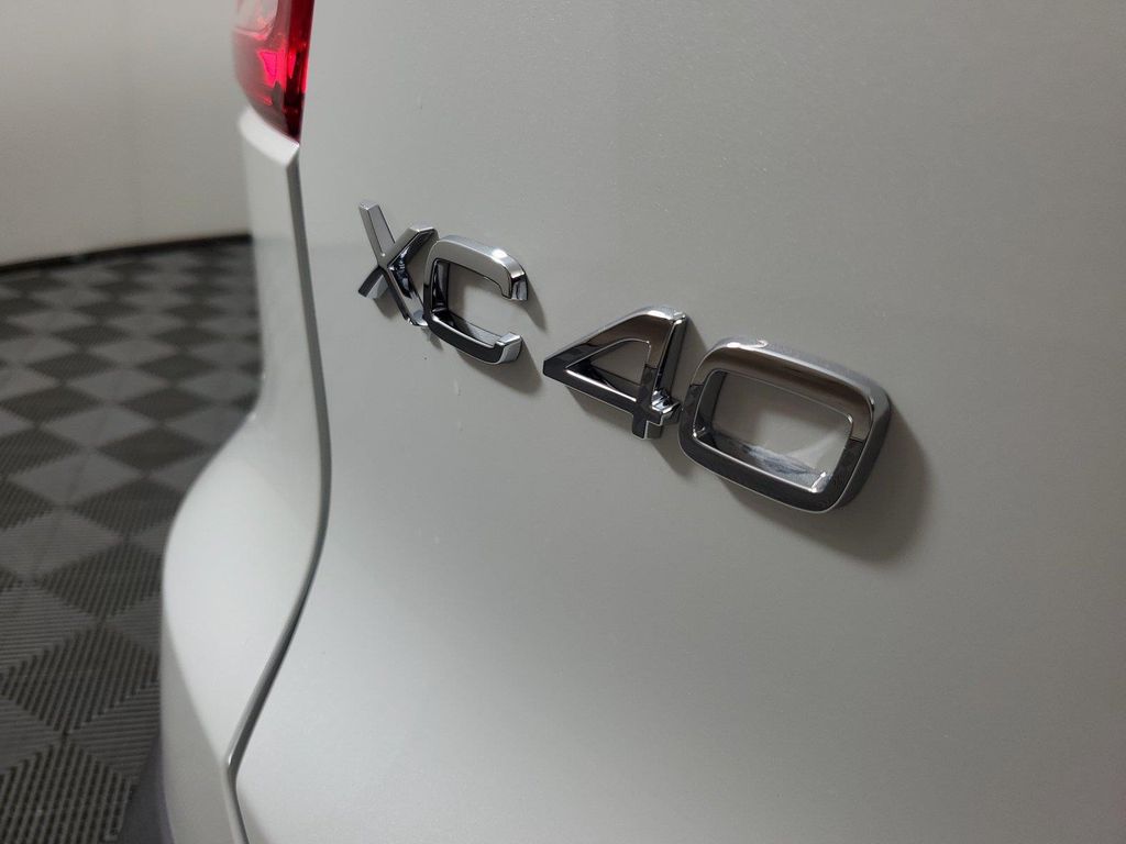 2026 Volvo XC40 PLUS, B4 FWD GAS (MILD HYBRID), DARK 照片 8