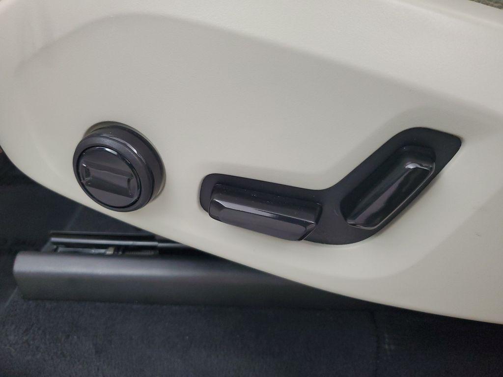 2024 Volvo XC90 B6 PLUS BRIGHT THEME 7-SEATER thumbnail 23