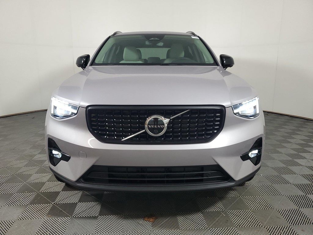 2026 Volvo XC40 PLUS, B5 AWD GAS (MILD HYBRID), DARK — фото 2