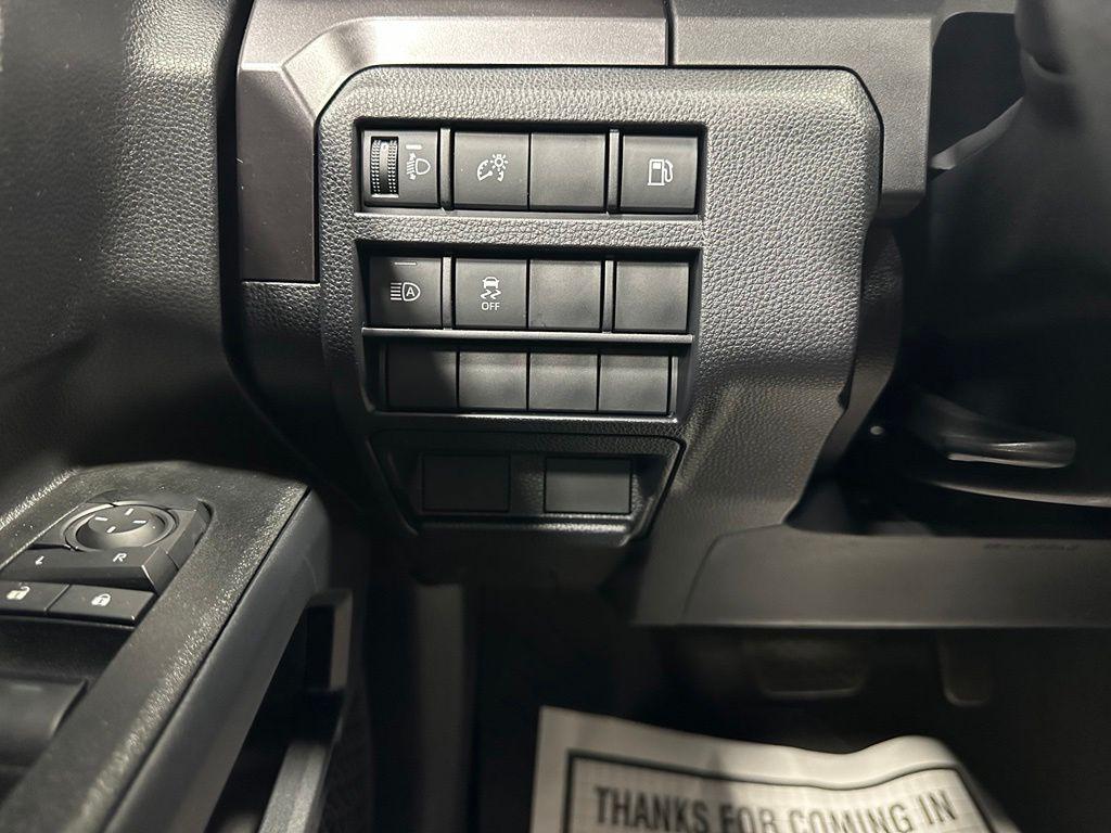 2025 Toyota 4RUNNER SR5 thumbnail 17