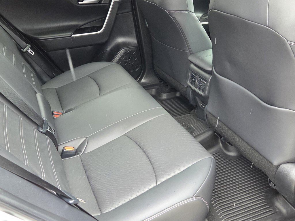 صورة 10 لـ 2025 Toyota RAV4 LIMITED