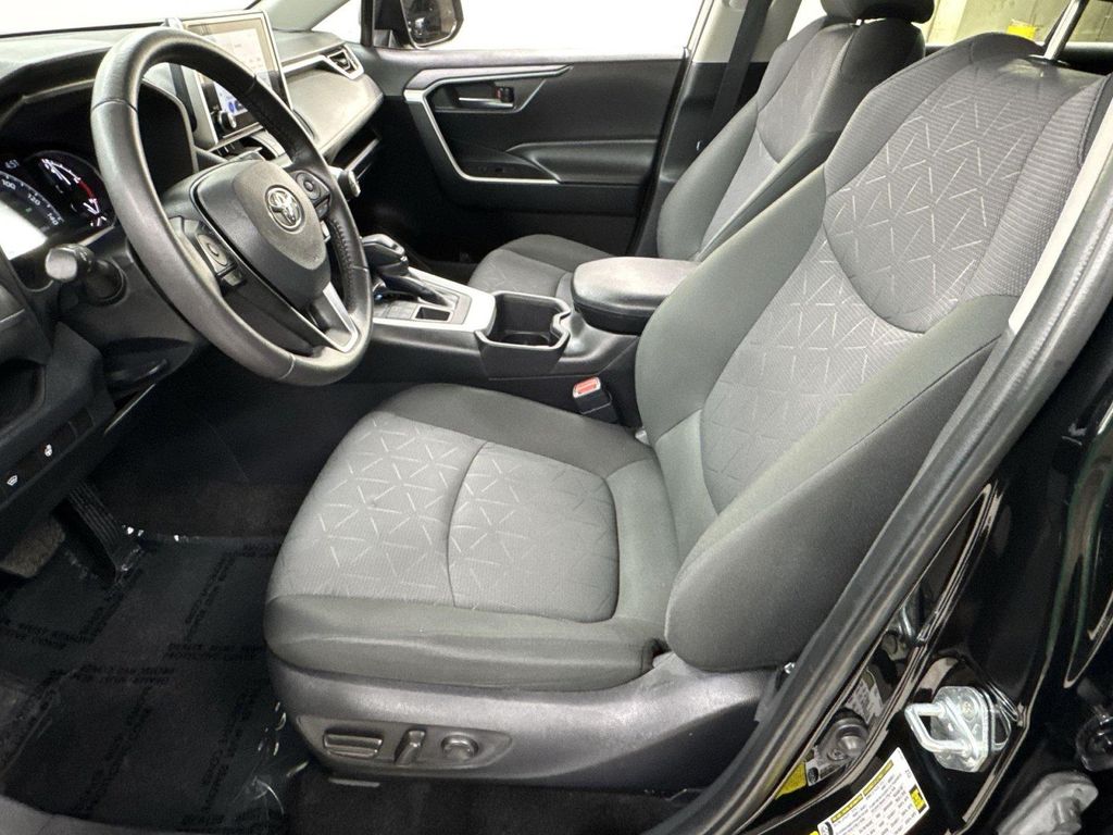 صورة مصغرة 13 لـ 2024 Toyota RAV4 XLE