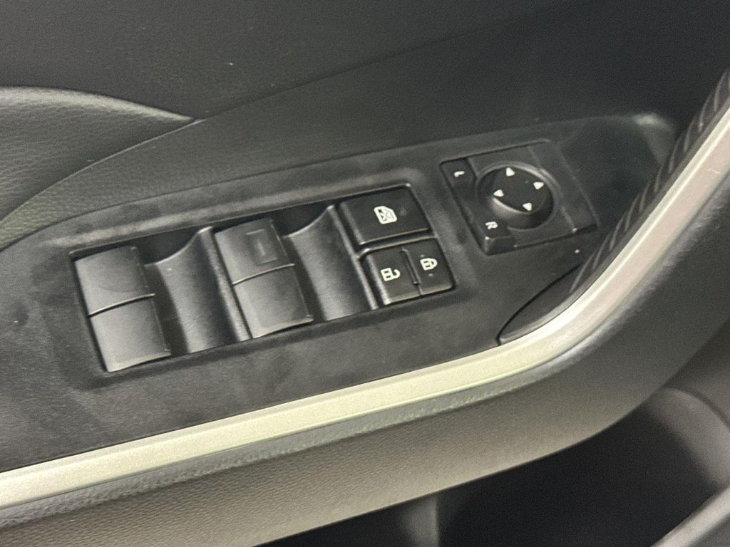 صورة مصغرة 24 لـ 2024 Toyota RAV4 LE
