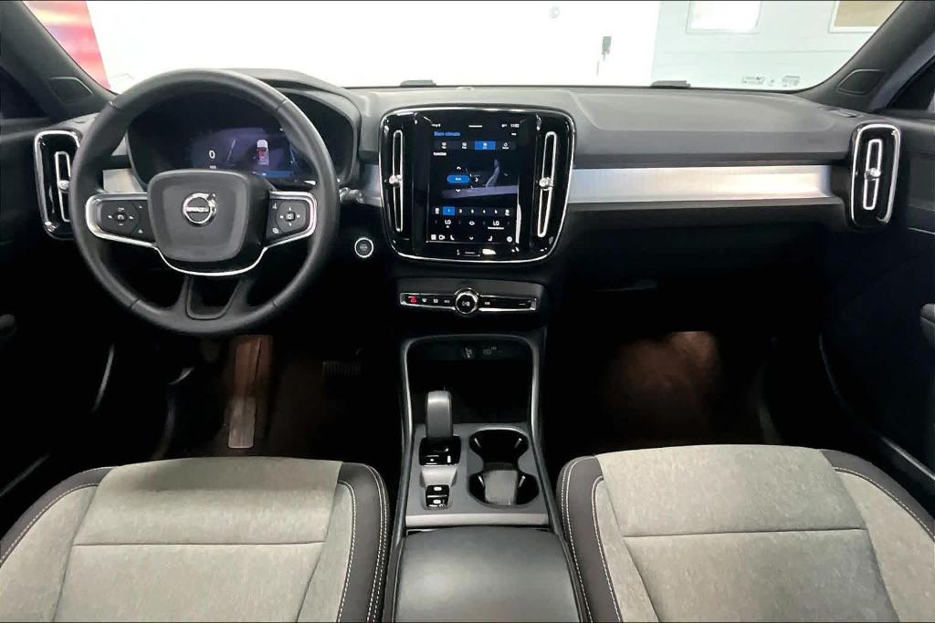 صورة 9 لـ 2025 VOLVO XC40 B5 CORE BRIGHT THEME