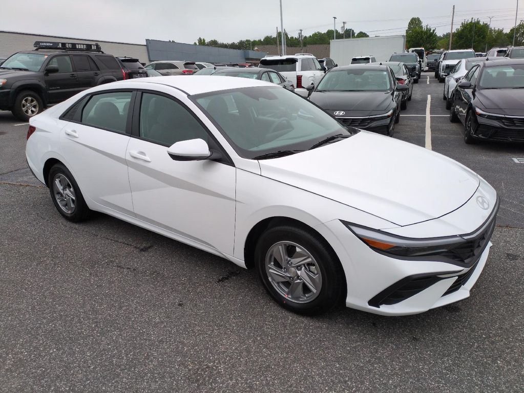 New 2026 Hyundai ELANTRA SE
