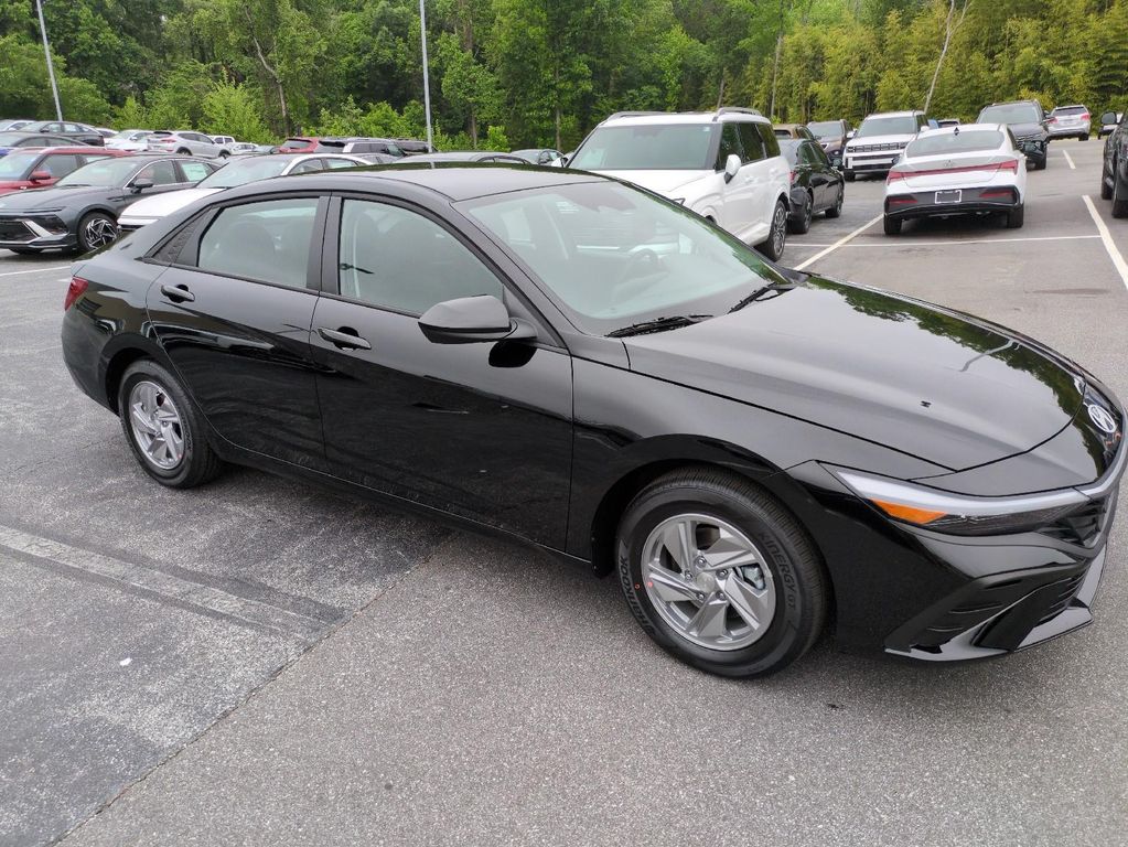 New 2026 Hyundai ELANTRA SE