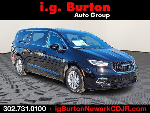 New 2026 Chrysler Pacifica Select