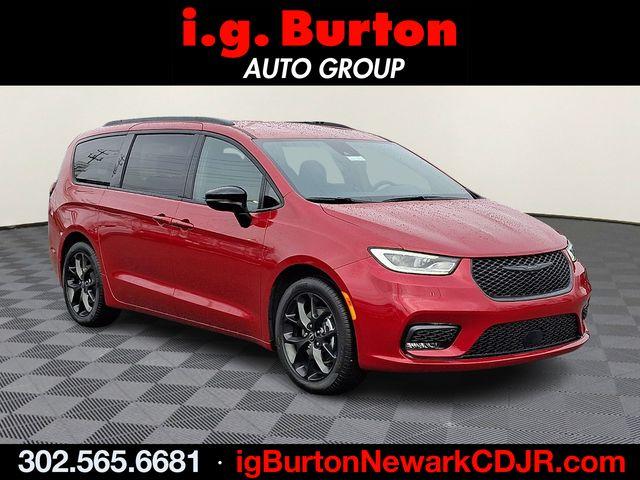 New 2026 Chrysler Pacifica Select