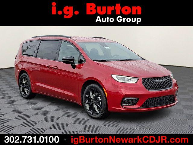 New 2026 Chrysler Pacifica Select
