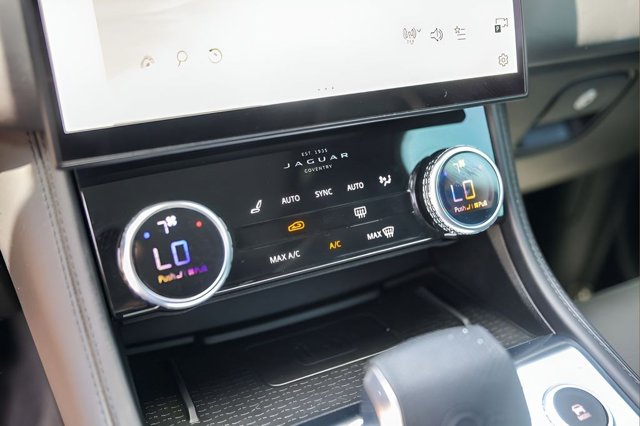صورة مصغرة 18 لـ 2023 Jaguar F-PACE SVR