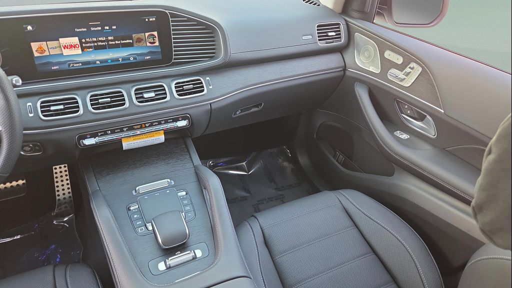 2026 Mercedes-BENZ GLS — миниатюра 13