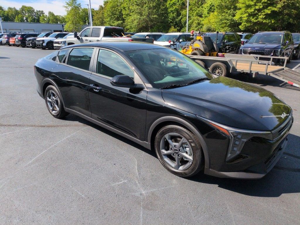 New 2025 Kia K4 LXS