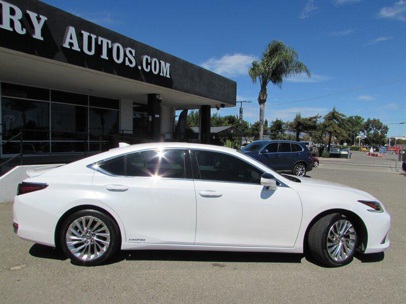 صورة 8 لـ 2021 Lexus ES 300H LUXURY