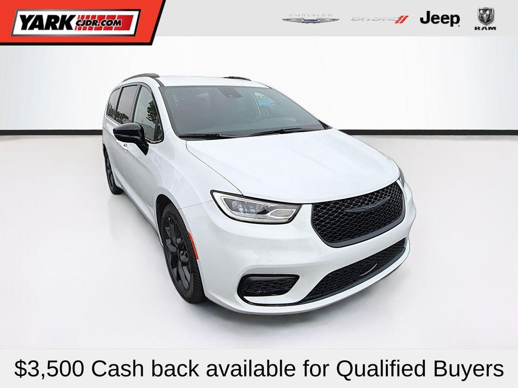 New 2026 Chrysler Pacifica Select