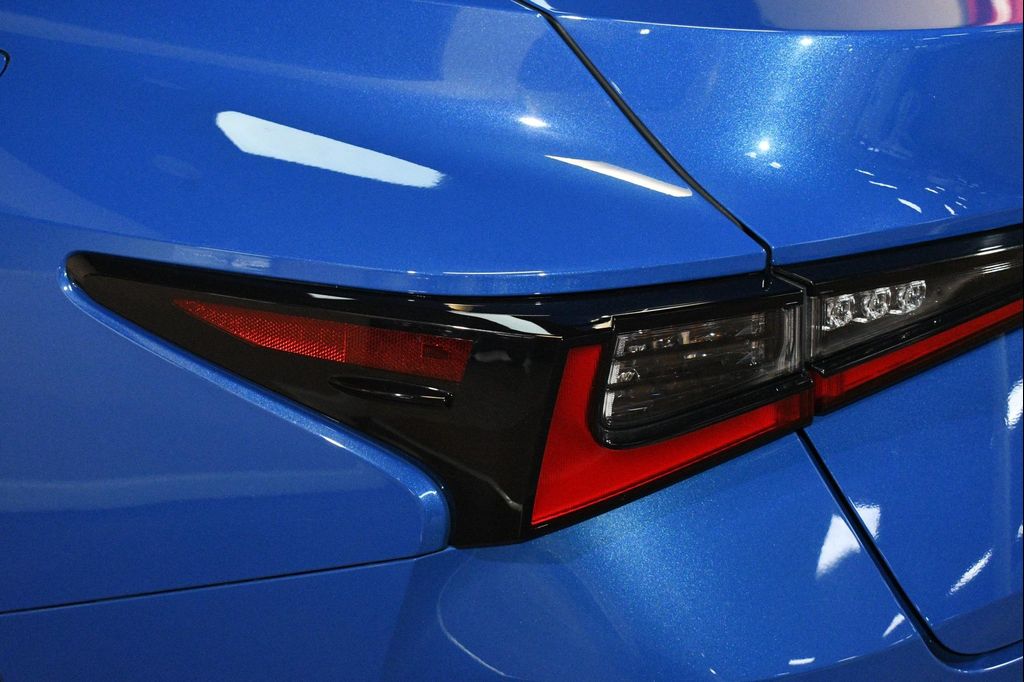 صورة مصغرة 60 لـ 2023 Lexus IS 300 BASE