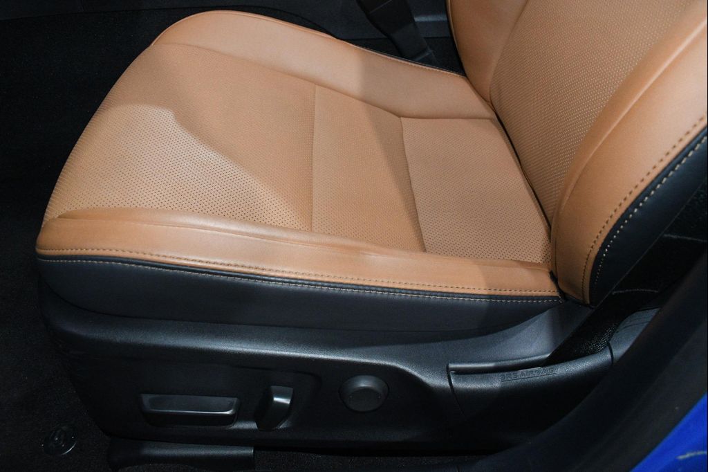 صورة مصغرة 13 لـ 2023 Lexus IS 300 BASE