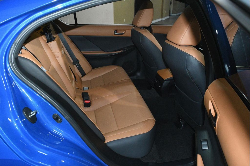 صورة مصغرة 48 لـ 2023 Lexus IS 300 BASE
