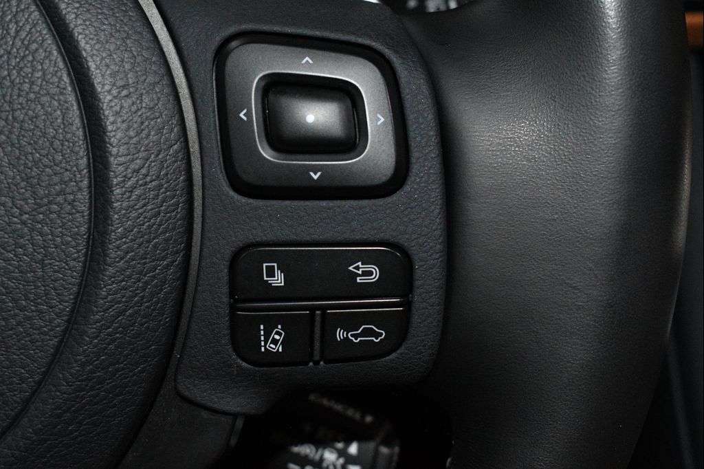 صورة مصغرة 28 لـ 2023 Lexus IS 300 BASE