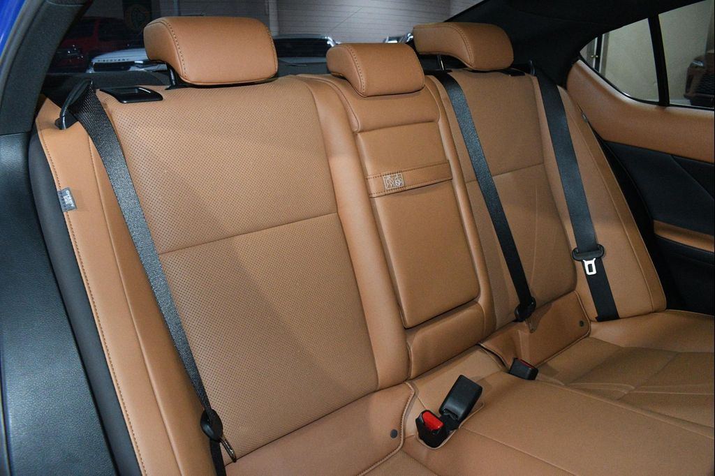 صورة مصغرة 18 لـ 2023 Lexus IS 300 BASE