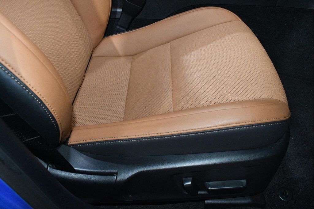 صورة مصغرة 14 لـ 2023 Lexus IS 300 BASE
