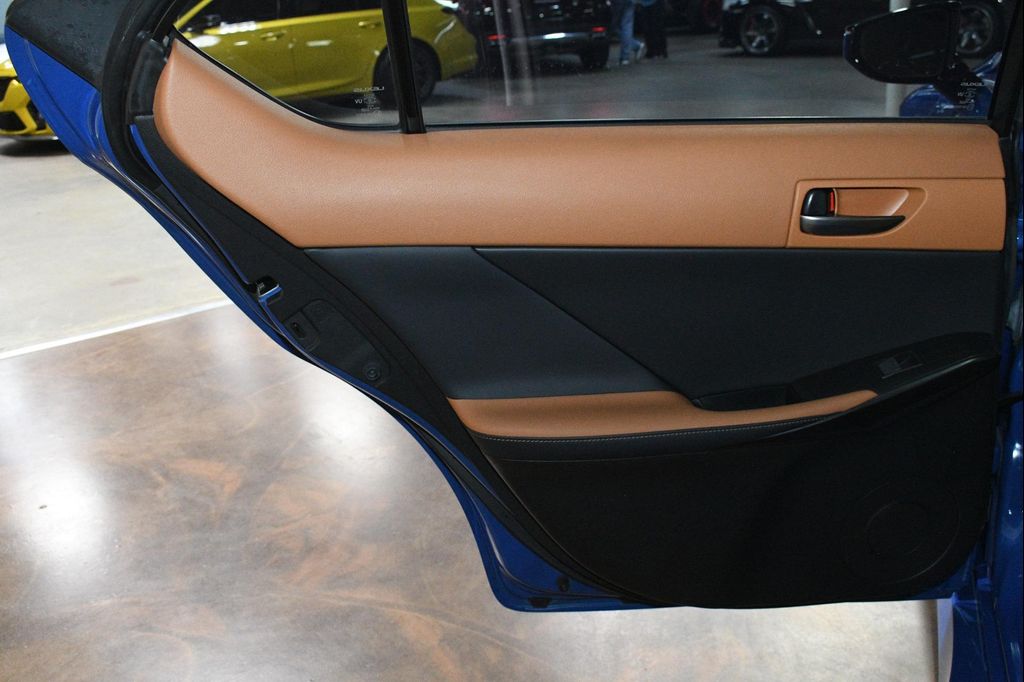صورة مصغرة 43 لـ 2023 Lexus IS 300 BASE