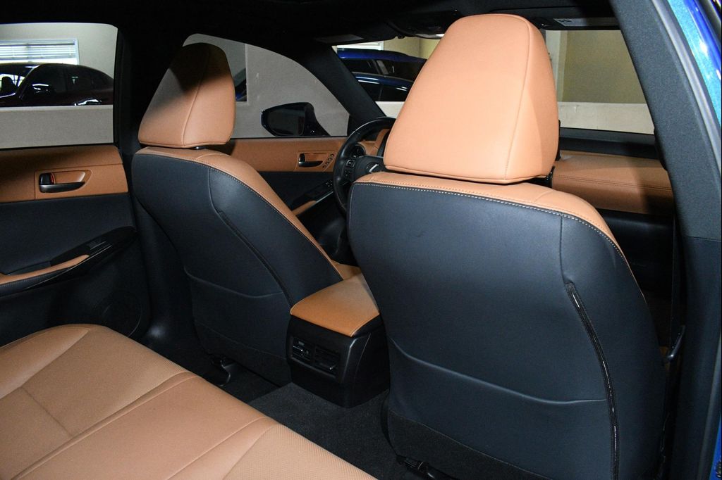 صورة مصغرة 16 لـ 2023 Lexus IS 300 BASE