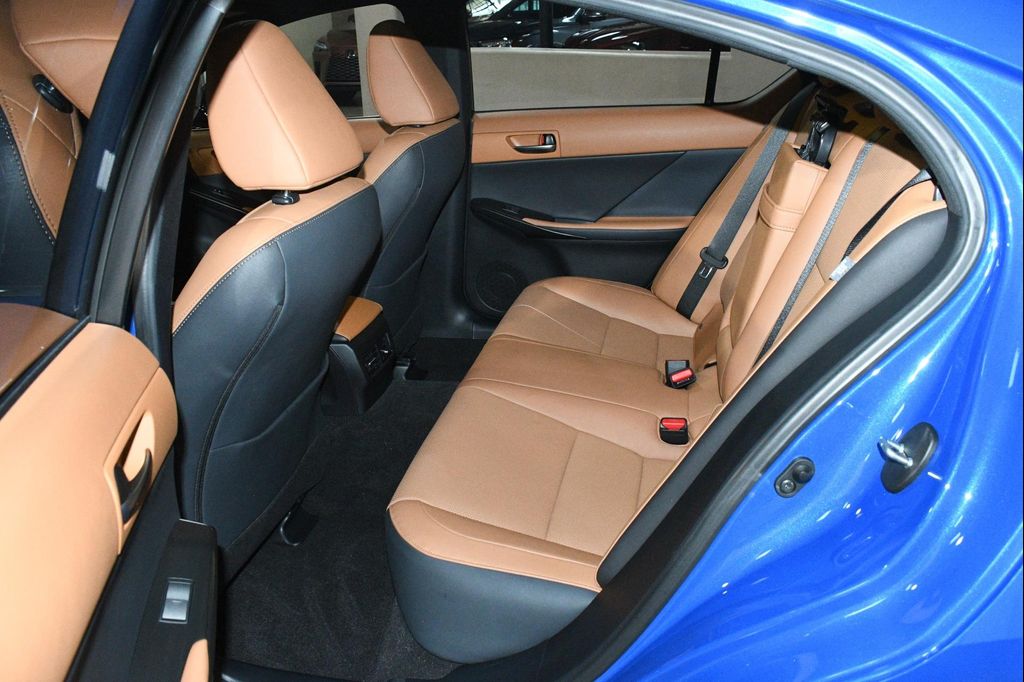 صورة مصغرة 47 لـ 2023 Lexus IS 300 BASE