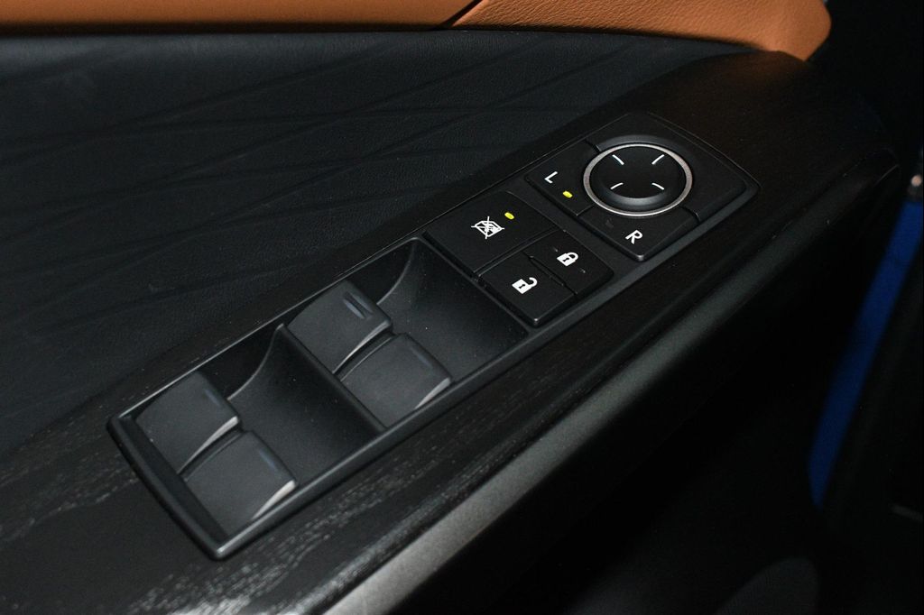 صورة مصغرة 40 لـ 2023 Lexus IS 300 BASE