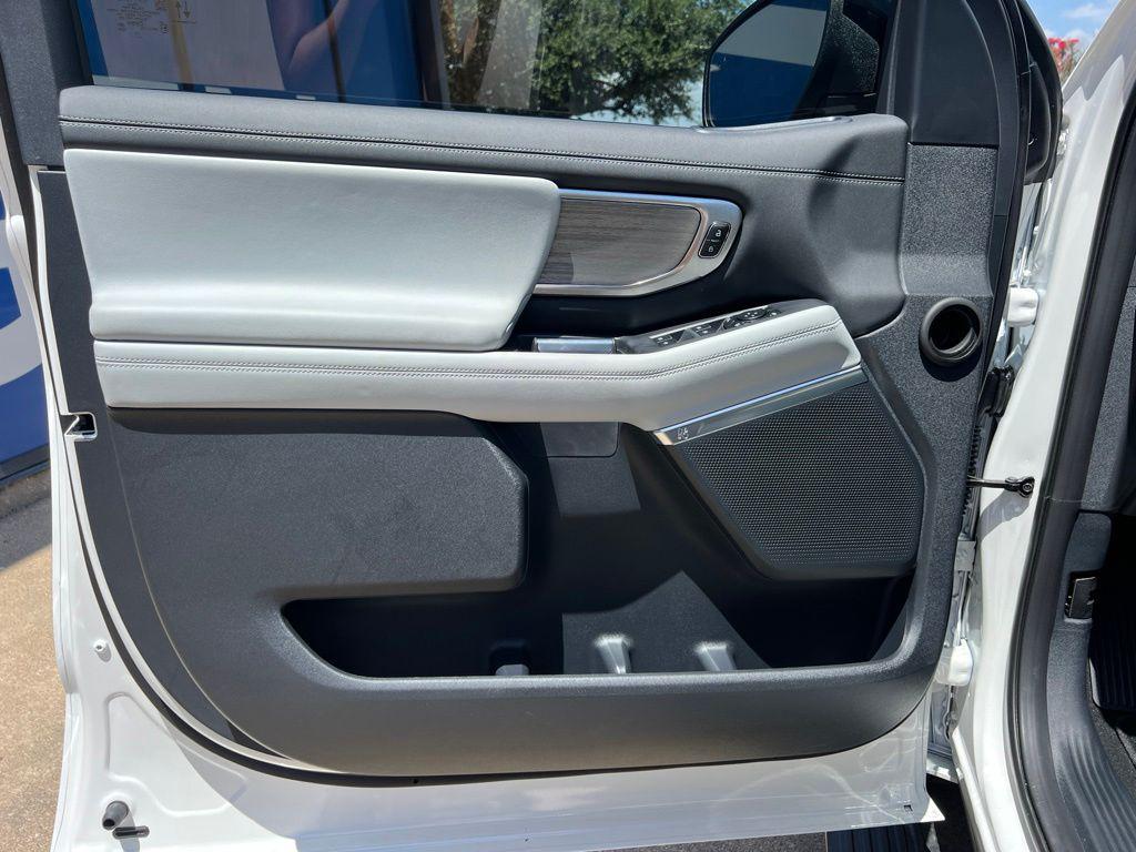 2027 FORD EXPEDITION PLATINUM — миниатюра 16