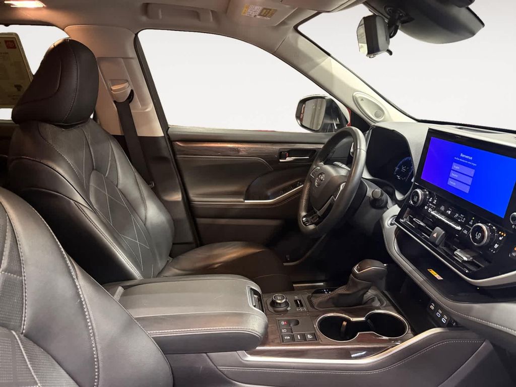 صورة 16 لـ 2024 Toyota HIGHLANDER PLATINUM