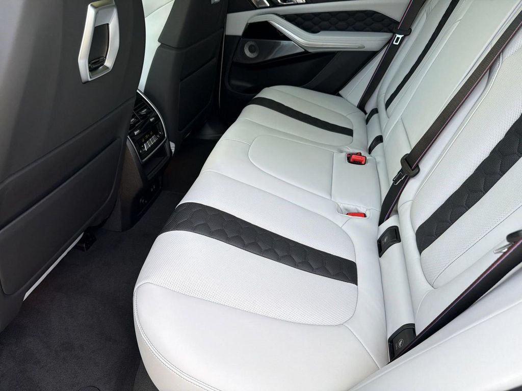 صورة مصغرة 15 لـ 2026 BMW X5 M BASE
