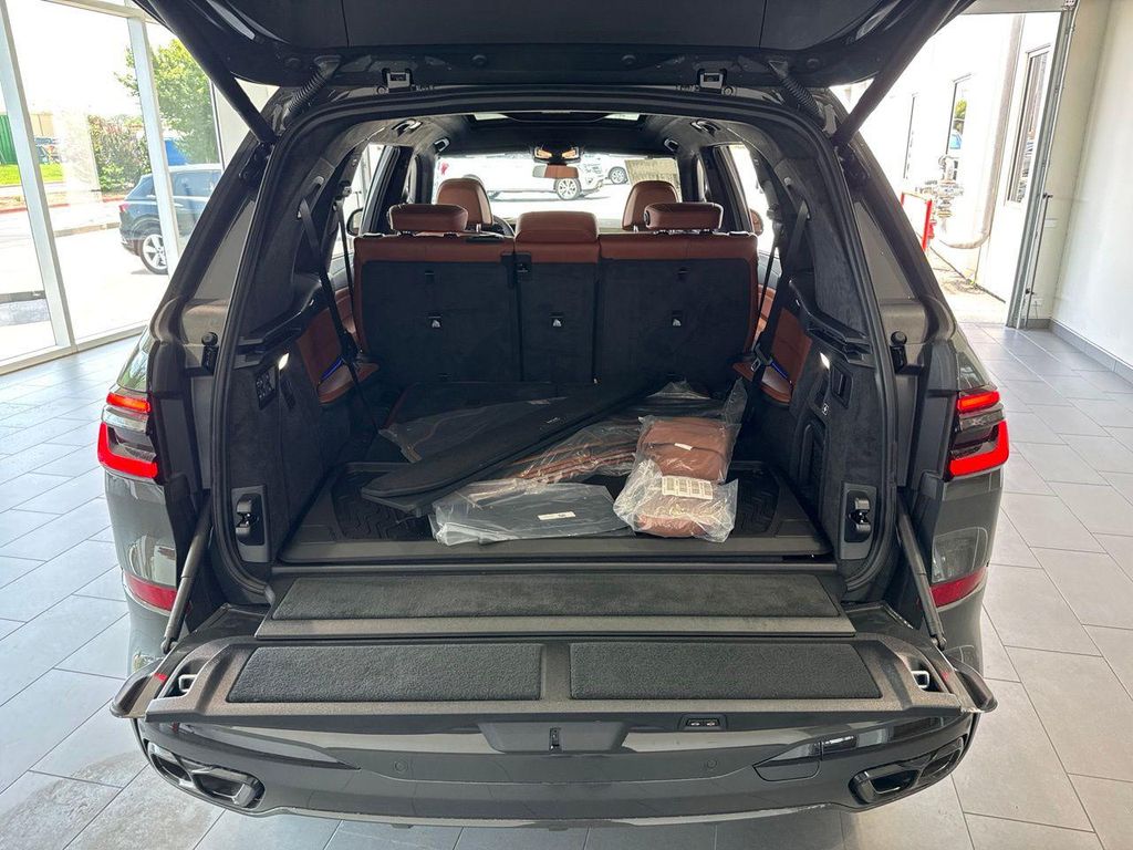 صورة 9 لـ 2027 BMW X7 M60I