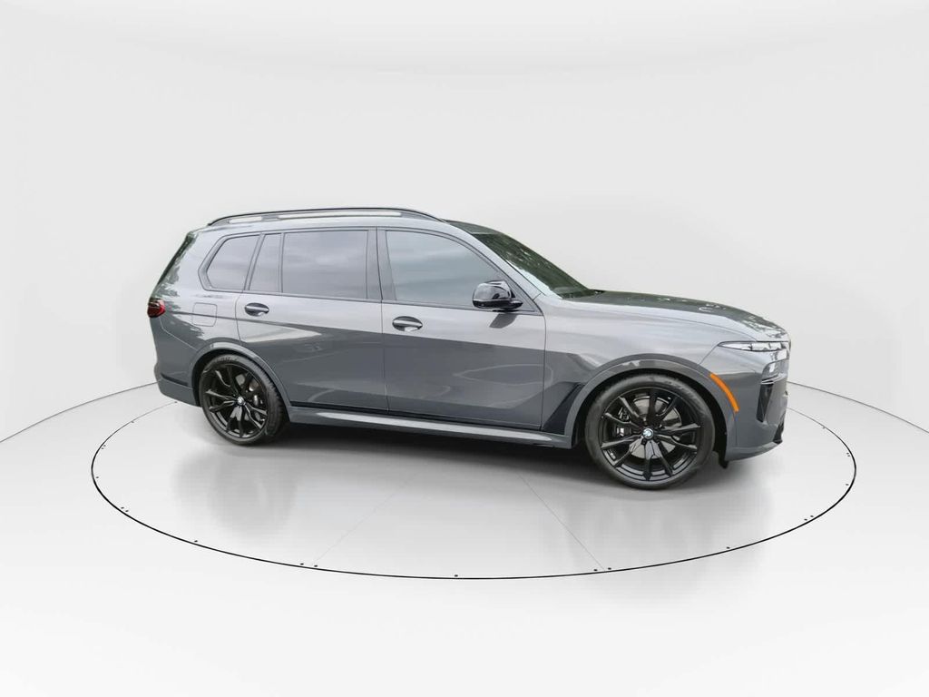 صورة 9 لـ 2025 BMW X7 M60I