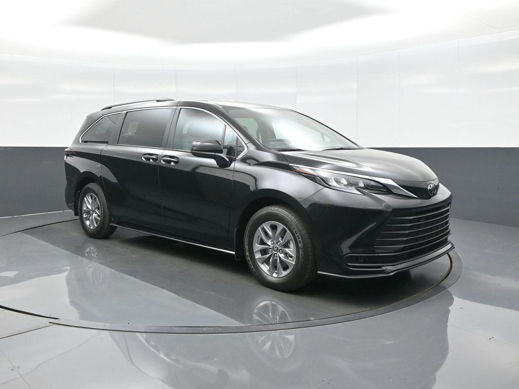 New 2026 Toyota Sienna LE