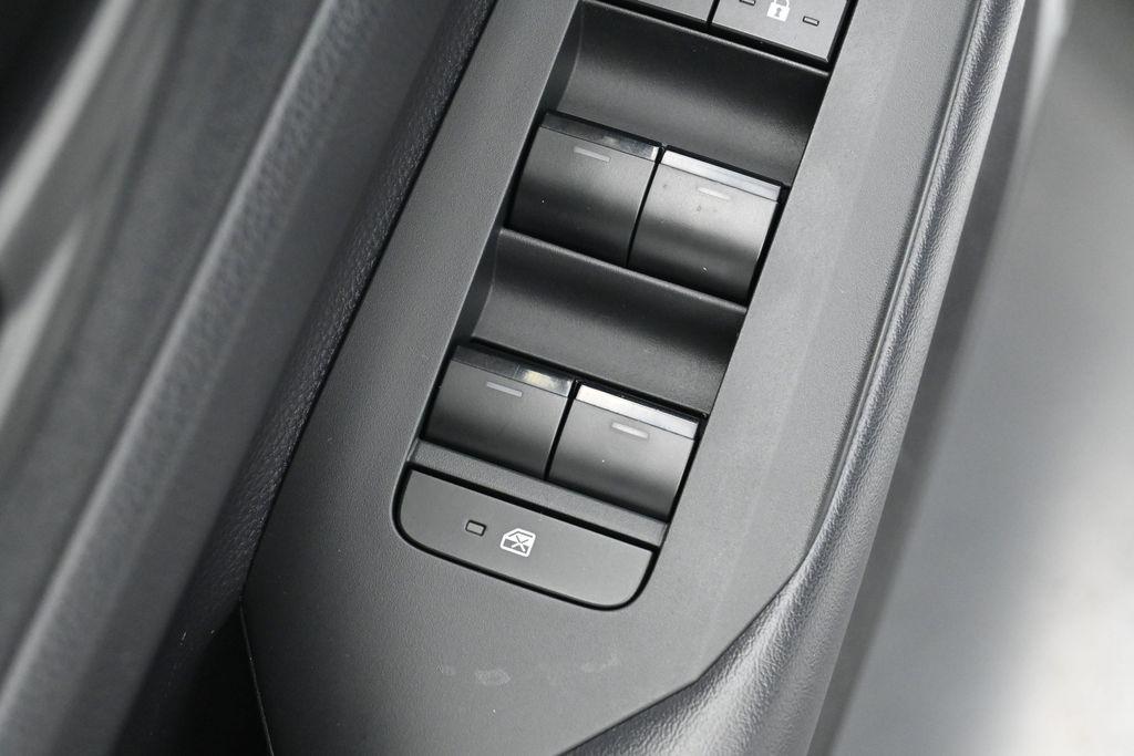 2024 Toyota PRIUS PRIME SE thumbnail 12