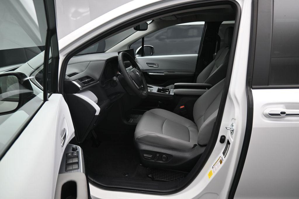 صورة 9 لـ 2026 Toyota SIENNA XLE