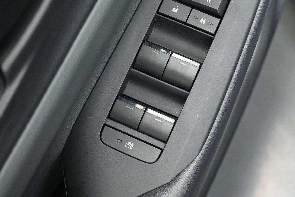 2025 Toyota PRIUS LE thumbnail 12
