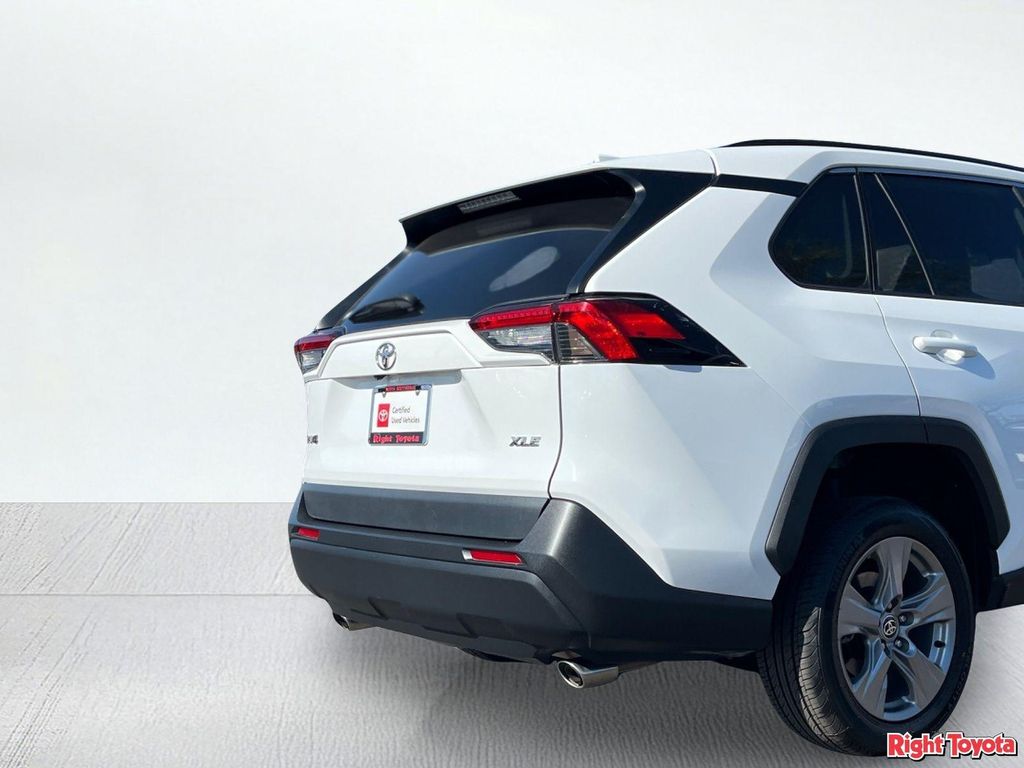 2025 Toyota RAV4 XLE — миниатюра 12