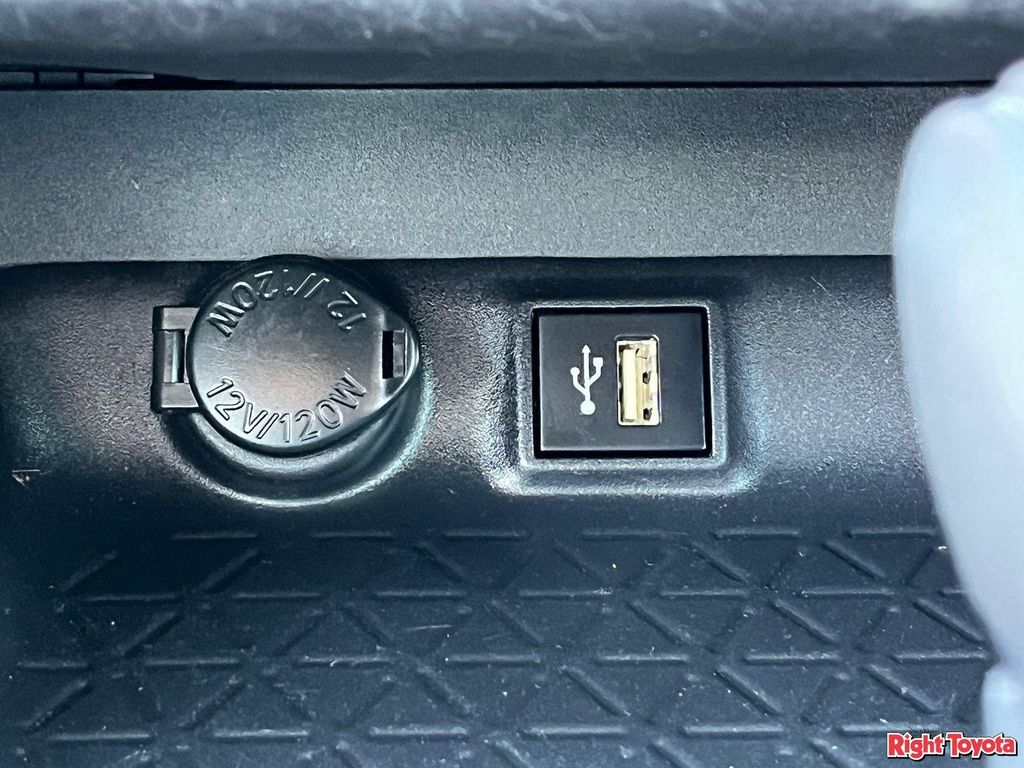 صورة مصغرة 27 لـ 2024 Toyota RAV4 XLE
